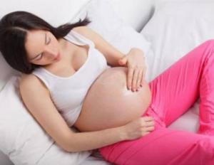 Растяжки при беременности: причины и методы лечения