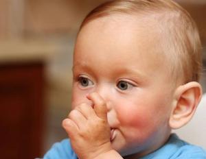 Как отучить малыша брать палец в рот